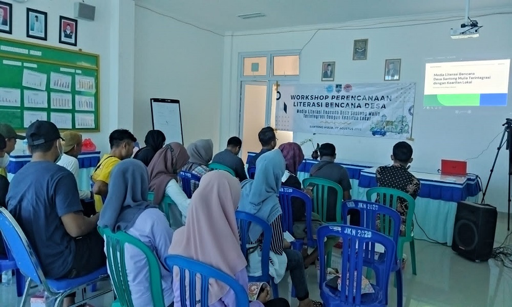 Workshop Literasi Bencana Berbasis Kearifan Lokal di Desa Santong Mulia