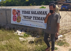Pemasangan Media Edukasi di Desa Eimadake, Sabu Tengah, Sabu Raijua