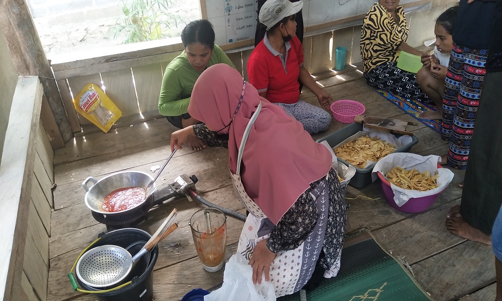 Peningkatan Kapasitas Masyarakat Desa Jono melalui Pelatihan Pembuatan Keripik Pisang